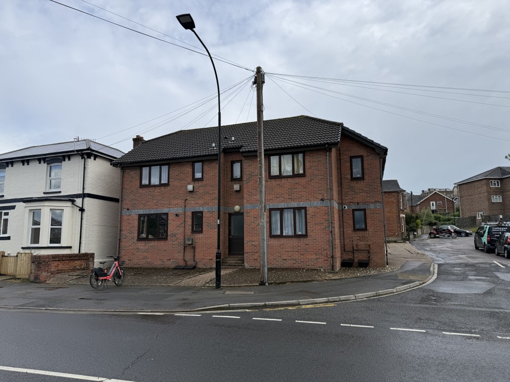 Lot: 55 - MODERN PURPOSE-BUILT FLAT WITH PARKING - Front of the block